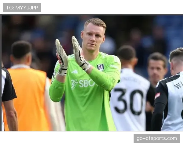 半场战报：富勒姆0-0曼联，主队门将莱诺多次化解对方压迫后形成的单刀